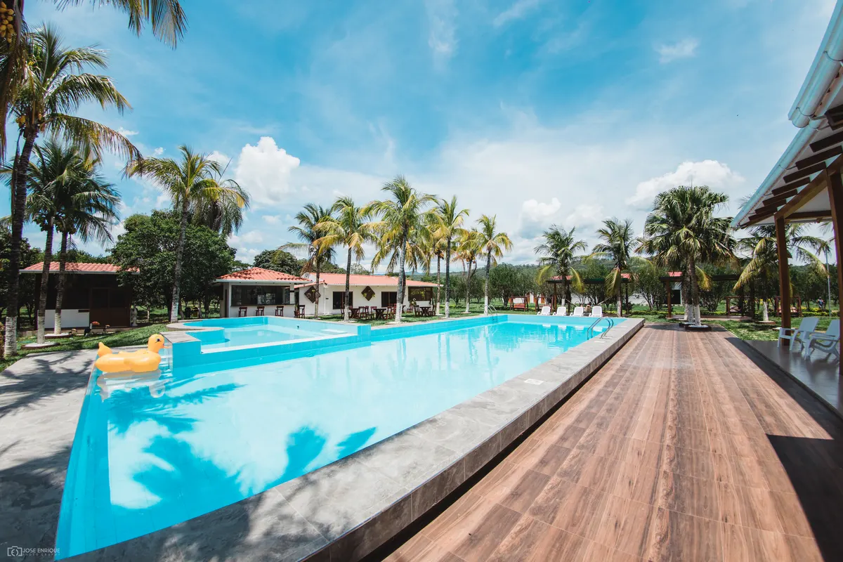 Piscina de Cabañas Vega con palmeras