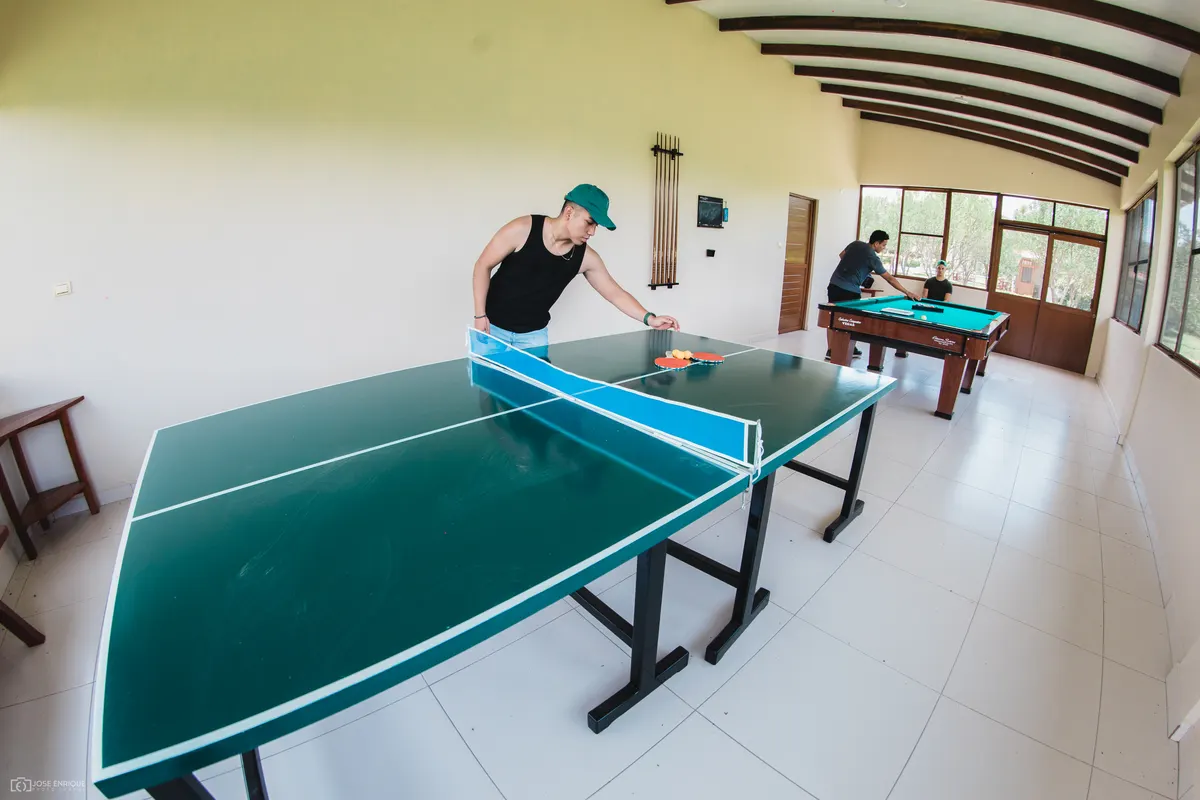 Mesas de ping pong en el salón de juegos