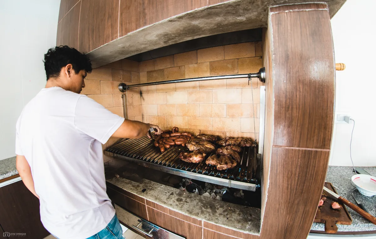Parrillero preparando asado